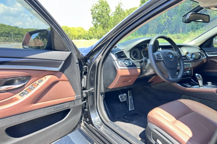 Used BMW 5 Series 2014 520i Elegant Edition Interior 4