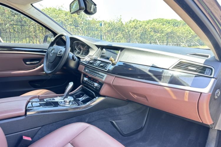 Used BMW 5 Series 2014 520i Elegant Edition Interior 7