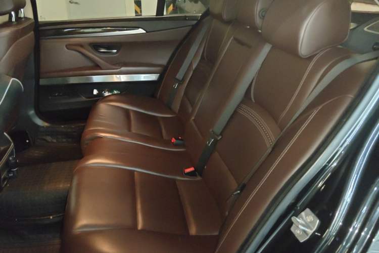 Used BMW 5 Series 2014 525Li Luxury Design Package Left Rear Seat