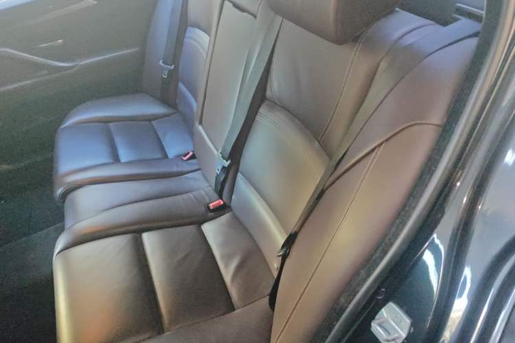 Used BMW 5 Series 2014 525Li Luxury Design Package Left Rear Seat