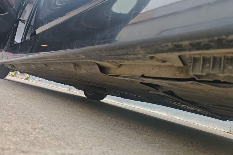 Used BMW 5 Series 2014 525Li Luxury Design Package Left Side Sill