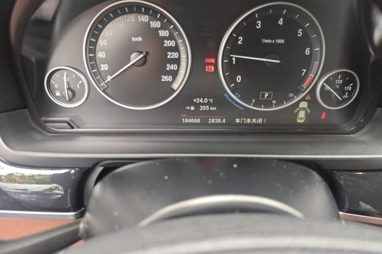 Used BMW 5 Series 2014 520Li Elegant Model Odometer Close Up