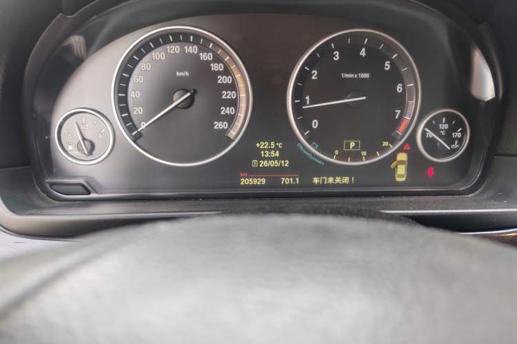 Used BMW 5 Series 2014 530Li Leading Model Odometer Close Up