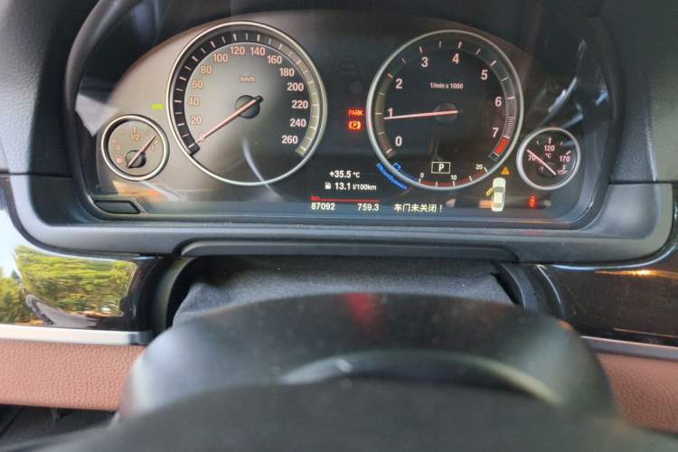 Used BMW 5 Series 2014 528Li Leading Model Odometer Close Up