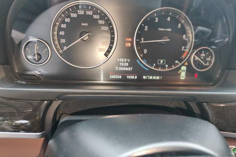 Used BMW 5 Series 2014 530Li Leading Model Odometer Close Up
