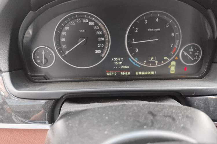 Used BMW 5 Series 2014 520Li Elegant Model Odometer Close Up