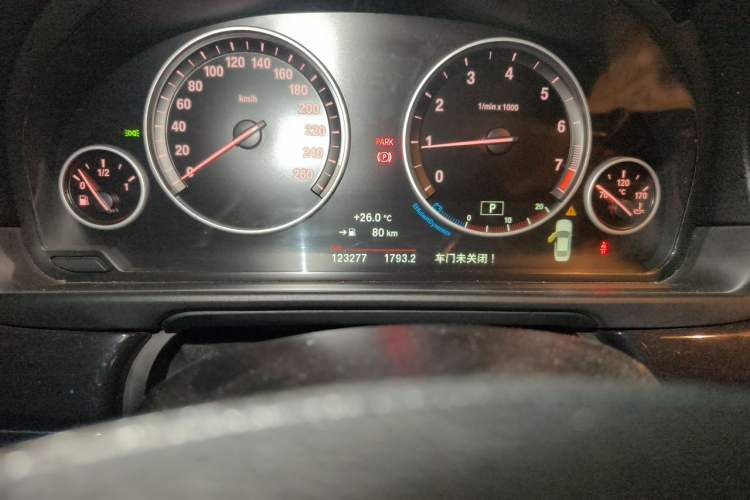 Used BMW 5 Series 2014 520Li Elegant Model Odometer Close Up