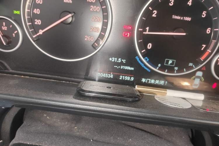 Used BMW 5 Series 2014 520Li Elegant Model Odometer Close Up