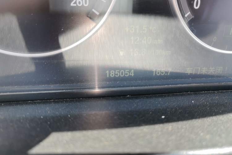 Used BMW 5 Series 2014 525Li Leading Model Odometer Close Up