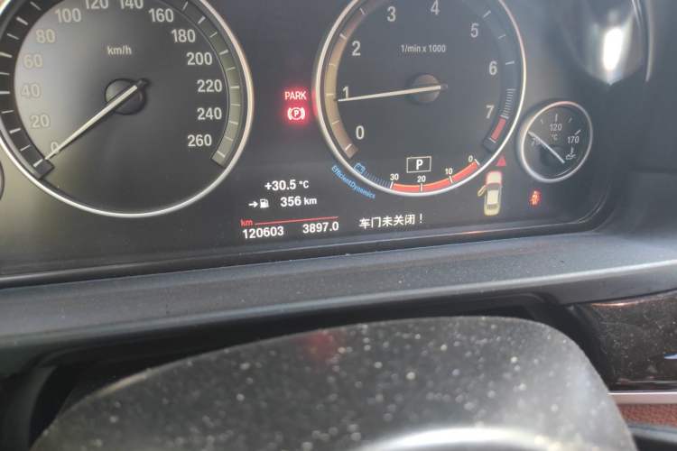 Used BMW 5 Series 2014 525Li Leading Model Odometer Close Up