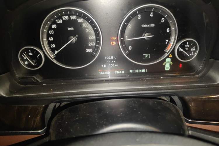 Used BMW 5 Series 2014 525Li Leading Model Odometer Close Up