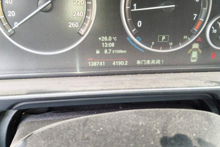 Used BMW 5 Series 2014 525Li Leading Model Odometer Close Up