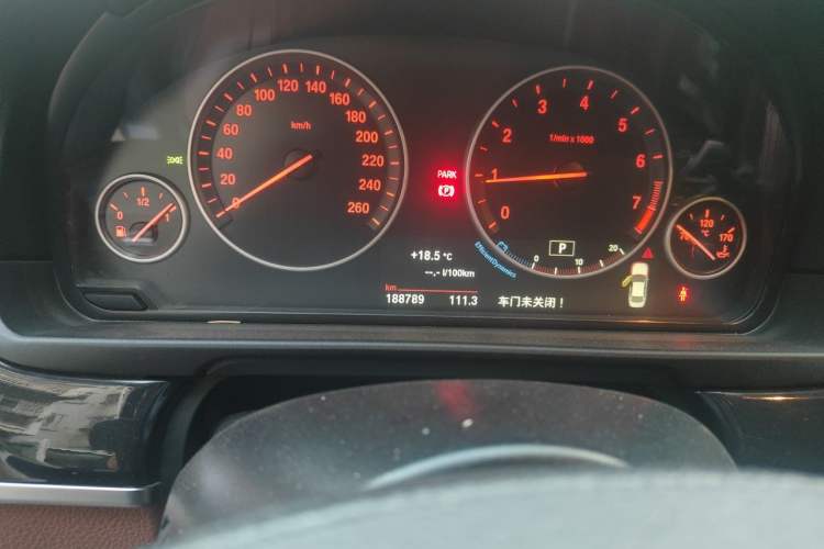 Used BMW 5 Series 2014 520Li Elegant Model Odometer Close Up