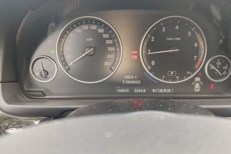 Used BMW 5 Series 2014 525Li Luxury Design Package Odometer Close Up