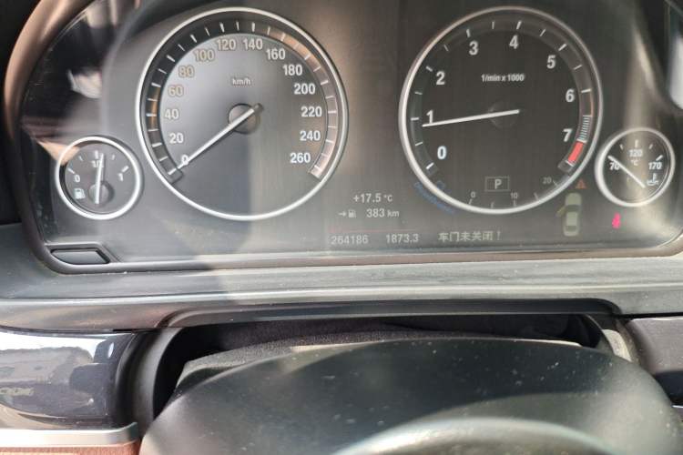 Used BMW 5 Series 2014 520Li Elegant Model Odometer Close Up