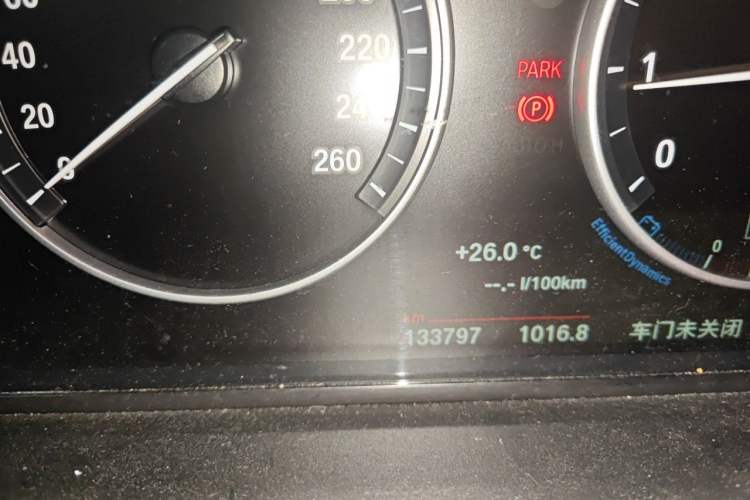 Used BMW 5 Series 2014 525Li Leading Model Odometer Close Up