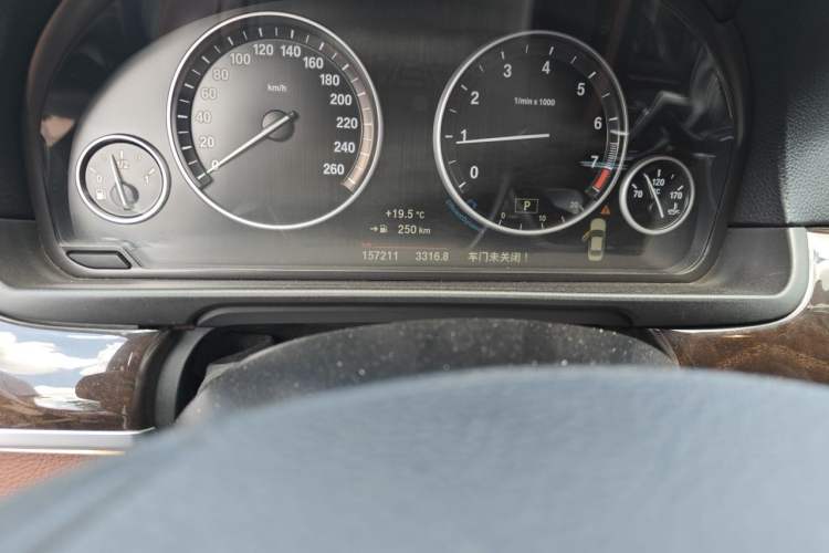 Used BMW 5 Series 2014 525Li Leading Model Odometer Close Up