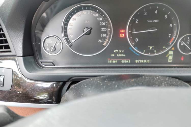 Used BMW 5 Series 2014 525Li Leading Model Odometer Close Up