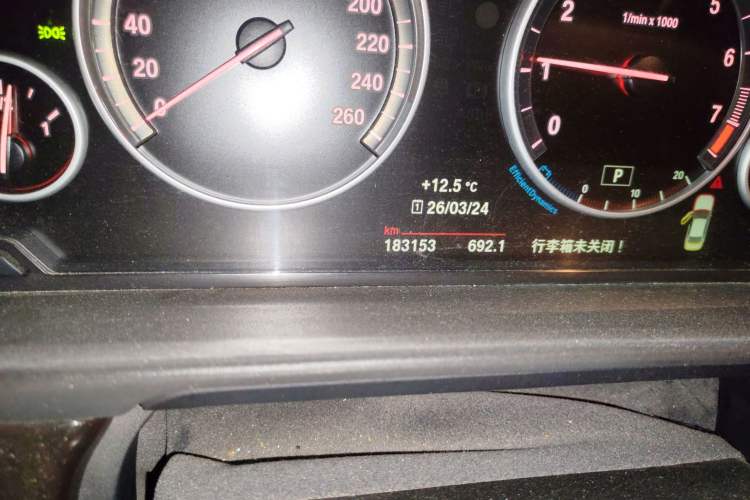 Used BMW 5 Series 2014 525Li Leading Model Odometer Close Up