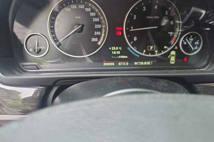 Used BMW 5 Series 2014 525Li Luxury Design Package Odometer Close Up