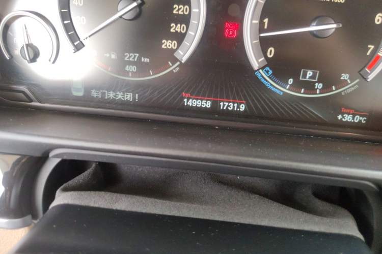 Used BMW 5 Series 2014 535Li Leading Model Odometer Close Up