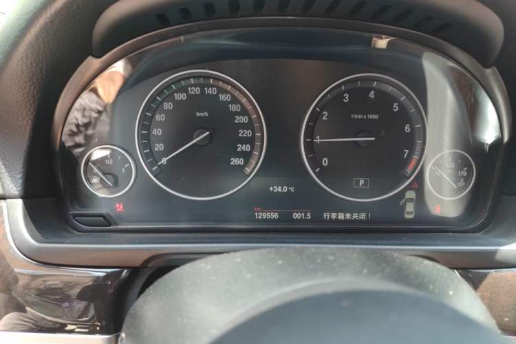 Used BMW 5 Series 2014 525Li Leading Model Odometer Close Up