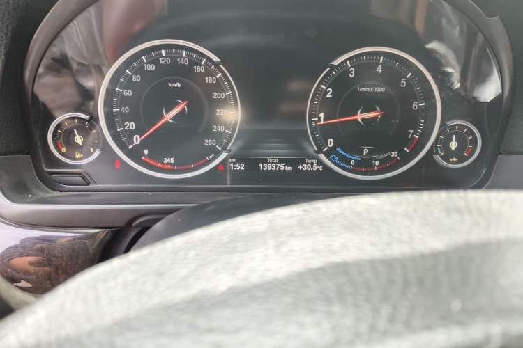 Used BMW 5 Series 2014 525Li Leading Model Odometer Close Up
