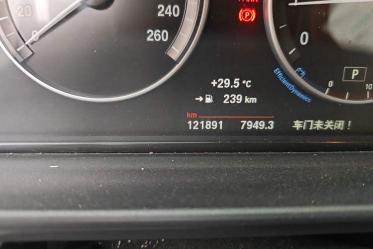 Used BMW 5 Series 2014 525Li Leading Model Odometer Close Up
