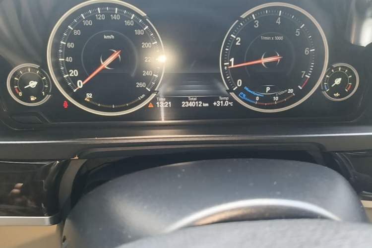 Used BMW 5 Series 2014 528Li Leading Model Odometer Close Up