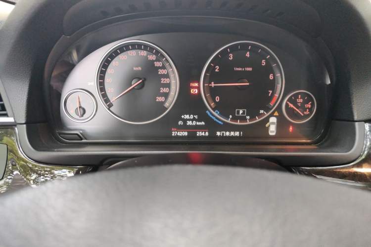 Used BMW 5 Series 2014 525Li Leading Model Odometer Close Up