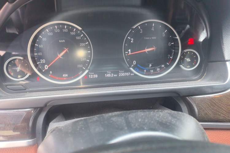 Used BMW 5 Series 2014 525Li Leading Model Odometer Close Up