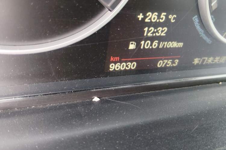 Used BMW 5 Series 2014 525Li Luxury Design Package Odometer Close Up