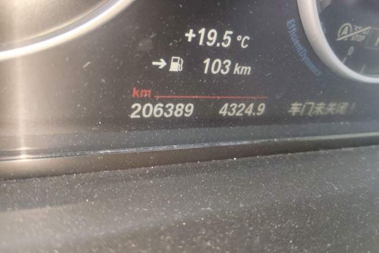 Used BMW 5 Series 2014 525Li Leading Model Odometer Close Up