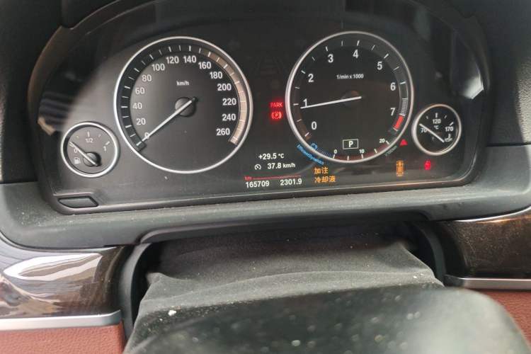 Used BMW 5 Series 2014 525Li Leading Model Odometer Close Up