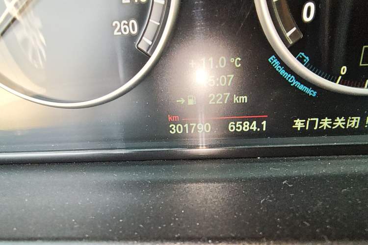 Used BMW 5 Series 2014 528Li xDrive Premium Edition Odometer Close Up