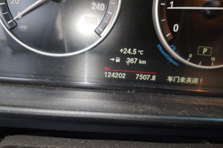 Used BMW 5 Series 2014 525Li Leading Model Odometer Close Up