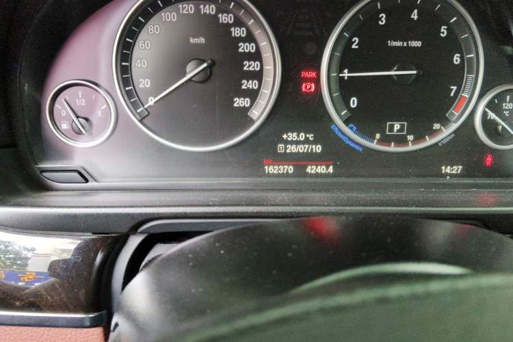 Used BMW 5 Series 2014 525Li Leading Model Odometer Close Up