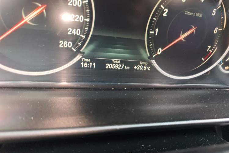 Used BMW 5 Series 2014 525Li Luxury Design Package Odometer Close Up
