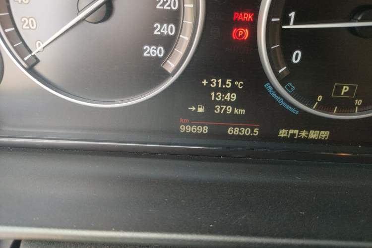 Used BMW 5 Series 2014 520Li Elegant Model Odometer Close Up