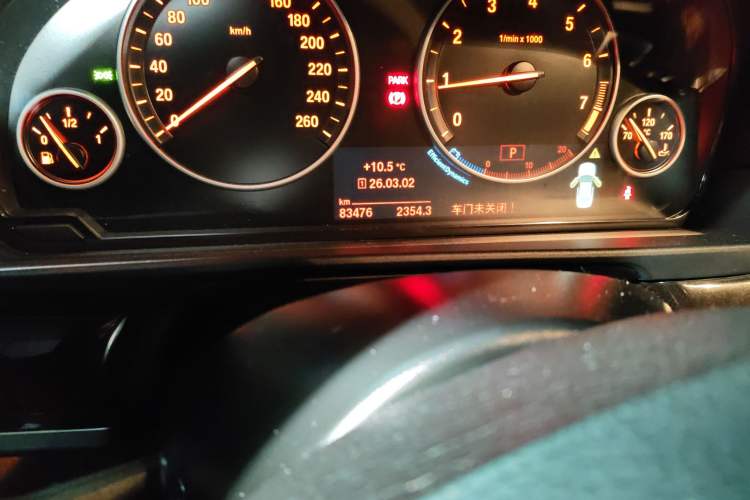 Used BMW 5 Series 2014 528Li Leading Model Odometer Close Up