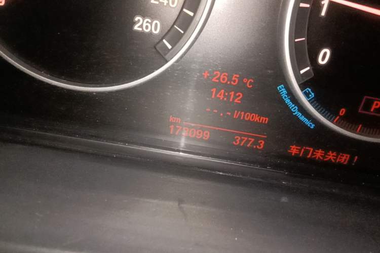 Used BMW 5 Series 2014 525Li Leading Model Odometer Close Up