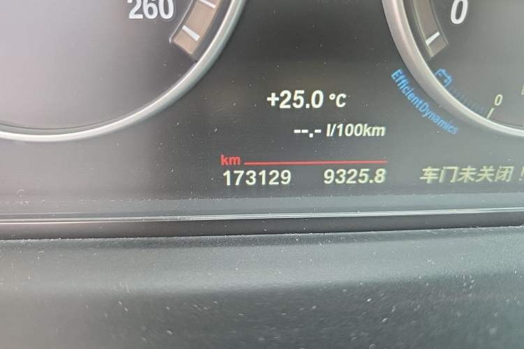 Used BMW 5 Series 2014 520Li Elegant Model Odometer Close Up