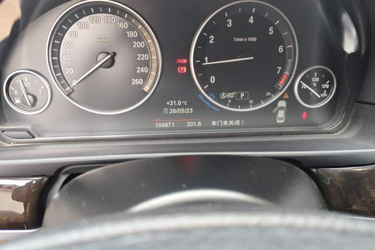 Used BMW 5 Series 2014 525Li Leading Model Odometer Close Up