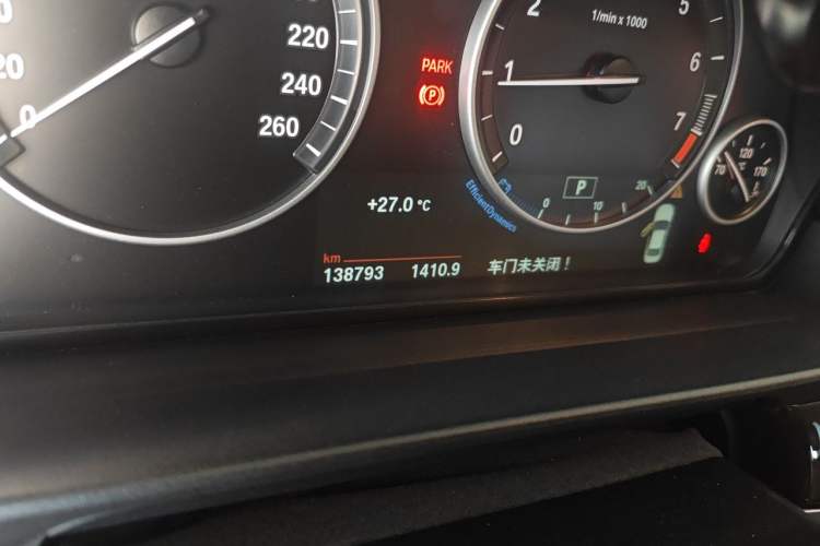 Used BMW 5 Series 2014 525Li Leading Model Odometer Close Up