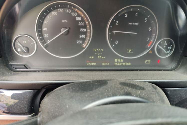 Used BMW 5 Series 2014 520Li Elegant Model Odometer Close Up