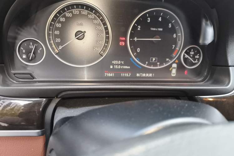 Used BMW 5 Series 2014 525Li Leading Model Odometer Close Up