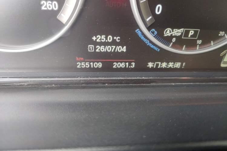 Used BMW 5 Series 2014 520Li Elegant Model Odometer Close Up
