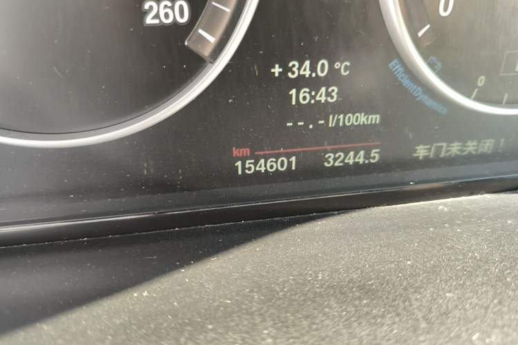 Used BMW 5 Series 2014 520Li Elegant Model Odometer Close Up