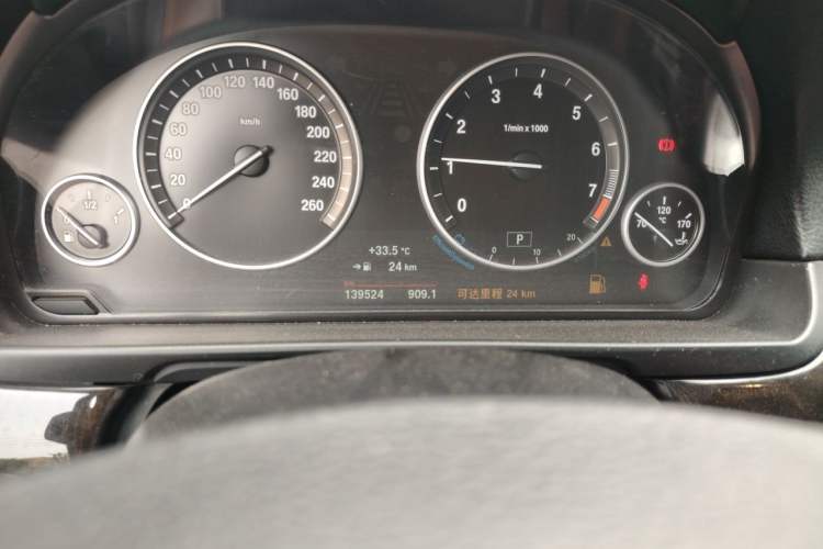 Used BMW 5 Series 2014 525Li Leading Model Odometer Close Up
