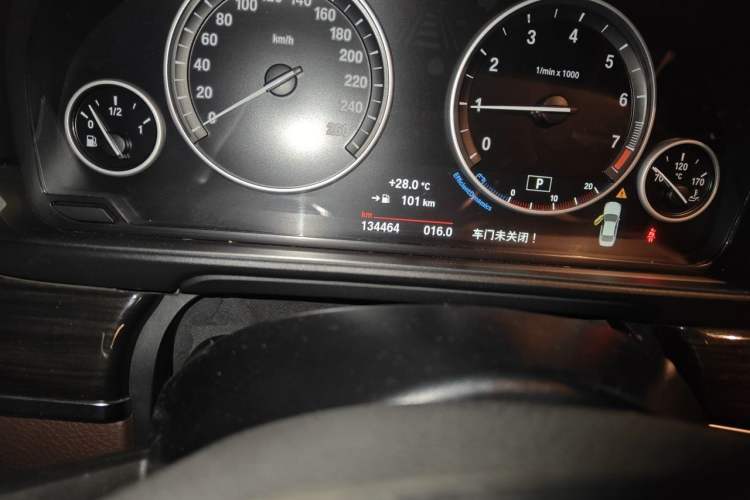 Used BMW 5 Series 2014 525Li Luxury Design Package Odometer Close Up